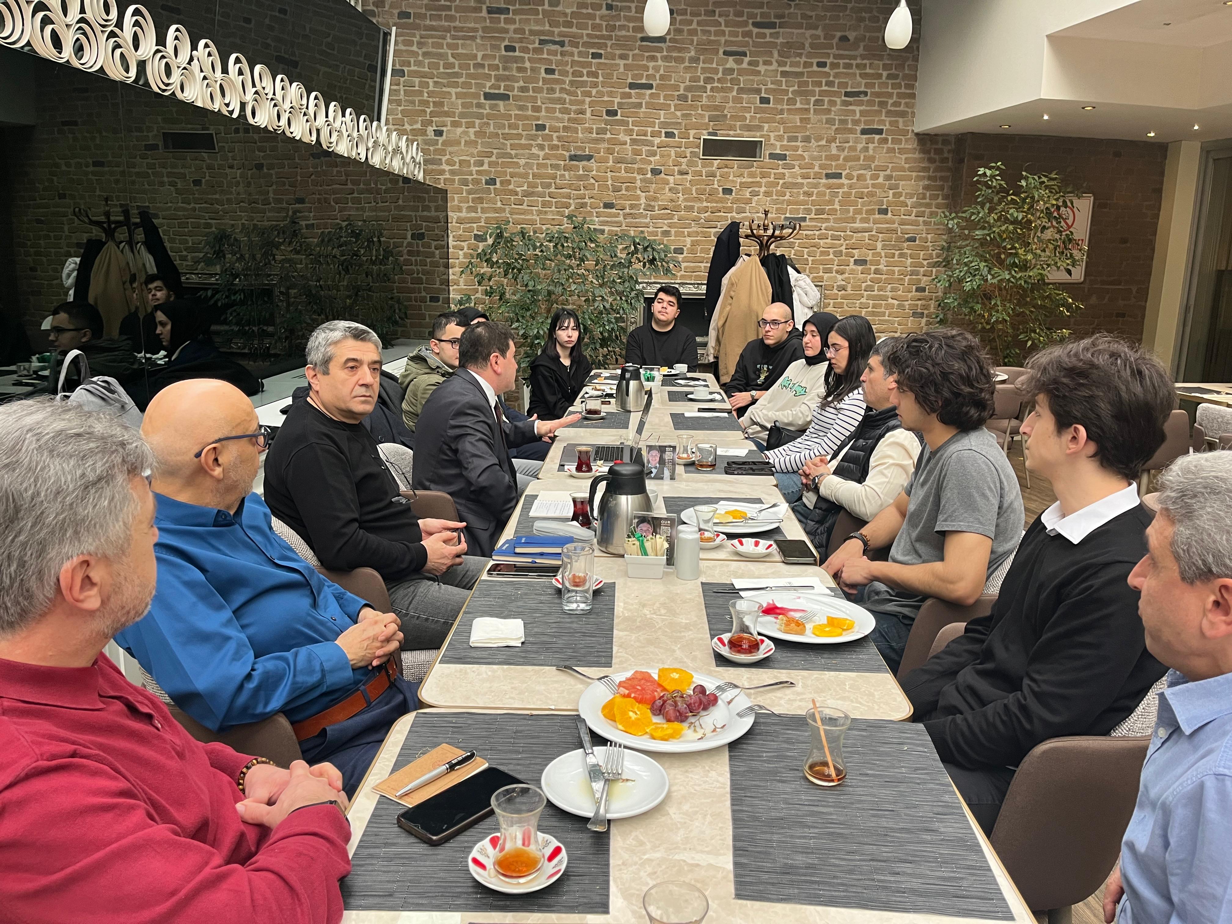 VEZİRKÖPRÜLÜ PROFOSÖR'DEN VEZİRKÖPRÜLÜ ÜNİVERSİTELİLERE KARİYER SÖYLEŞİSİ.